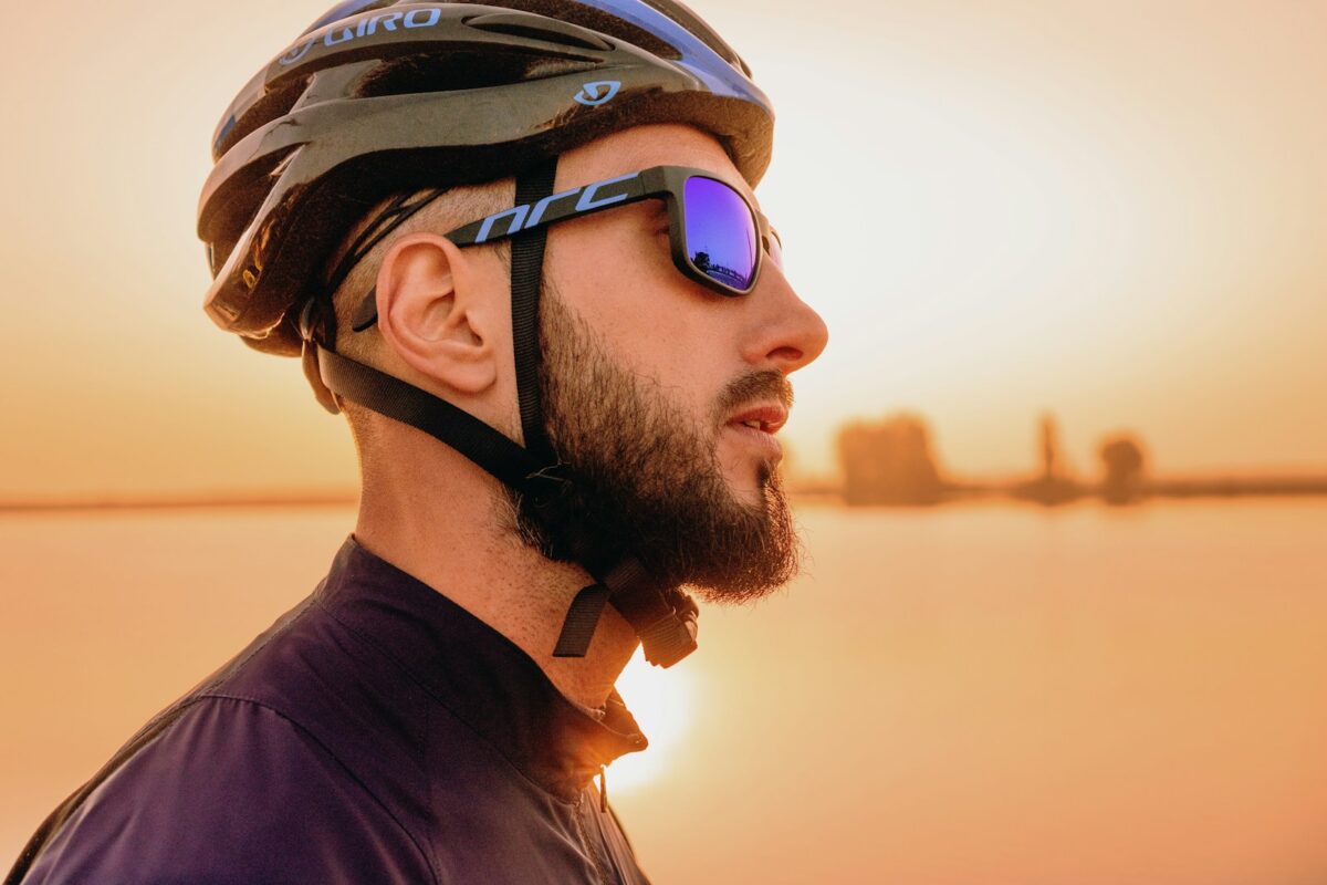 un cycliste portant un casque