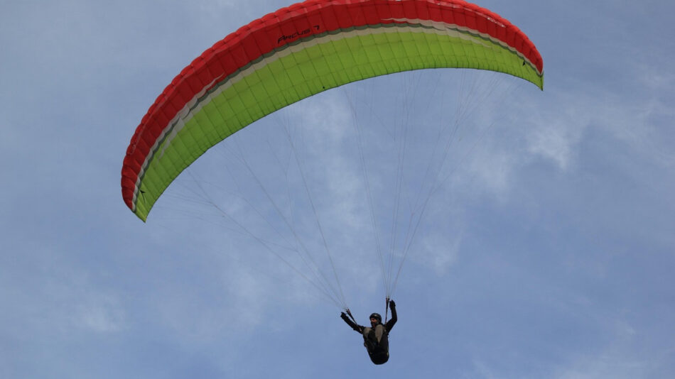 Volez au-dessus des cimes : découvrez le baptême biplace en parapente à Chamonix